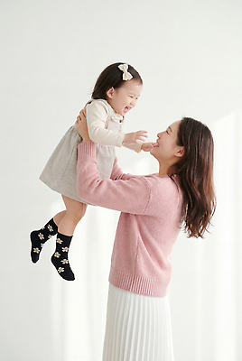 JPG 편집이미지 여자 행복 놀이 모녀 사랑 웃음 소녀 육아 즐거움 의료성형뷰티 편집실사 AI인물포토 AI콘텐츠 딸 감정 어린이 가족 엄마 표정 사람 CG 파일형식 AI포토 관계