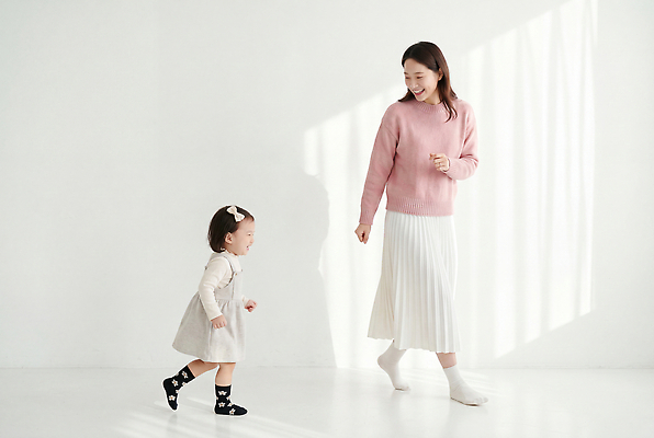 JPG 편집이미지 옷 여자 관계 놀이 모녀 대화 사랑 웃음 소녀 기쁨 육아 즐거움 놀기 의료성형뷰티 편집실사 AI인물포토 AI콘텐츠 딸 감정 어린이 가족 모션 엄마 표정 말하기 사람 CG 파일형식 AI포토