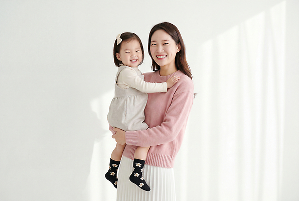 JPG 편집이미지 여자 행복 안기 포옹 모녀 밝음 사랑 웃음 소녀 기쁨 육아 의료성형뷰티 편집실사 AI인물포토 AI콘텐츠 딸 감정 어린이 가족 모션 엄마 표정 사람 CG 파일형식 AI포토 관계