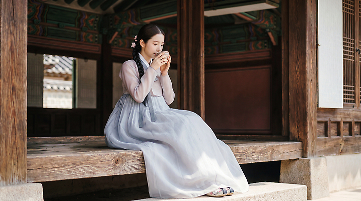 JPG 편집이미지 전통 여자 한옥 주택 앉기 야외 생활 궁전 마시기 역사 편안함 한복 의료성형뷰티 편집실사 AI인물포토 AI콘텐츠 한국전통 고건축 모션 사람 건물 감각 전통의상 CG 파일형식 AI포토 건축물 한국 건축 아시아 나라