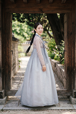 JPG 나무 편집이미지 여자 꽃 문화 자연 한옥 한국 미소 야외 여름 정원 궁전 뒤돌아보기 전통의상 한복 의료성형뷰티 고택 편집실사 AI인물포토 AI콘텐츠 식물 한국전통 전통 건축물 계절 아시아 고건축 모션 표정 사람 CG 생태계 파일형식 AI포토 건축 나라