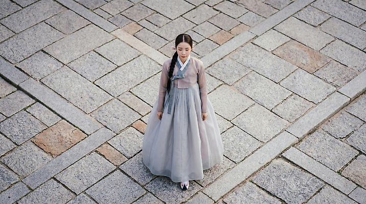 JPG 편집이미지 전통 옷 여자 문화 길 한옥 한국 서기 야외 궁전 정지 한복 돌길 의료성형뷰티 편집실사 AI인물포토 AI콘텐츠 한국전통 아시아 고건축 모션 사람 전통의상 CG 파일형식 AI포토 건축물 나라 건축