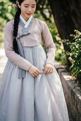 JPG 나무 편집이미지 전통 손 여자 패션 꽃 문화 자연 거리 한옥 한국 여름 치마 궁전 한복 의료성형뷰티 편집실사 AI인물포토 AI콘텐츠 식물 한국전통 계절 아시아 고건축 하의 사람 신체부위 전통의상 CG 생태계 파일형식 AI포토 건축물 옷 나라 건축