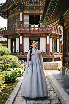 한국전통 시선 건축 아시아 고건축 사람 전통의상 CG 파일형식 AI포토 여자 한복 한옥 전통 정원 건축물 응시 역사 한국 문화 상징 옷 풍경 조경 편집이미지 편집실사 JPG 궁전 의료성형뷰티 AI인물포토 AI콘텐츠