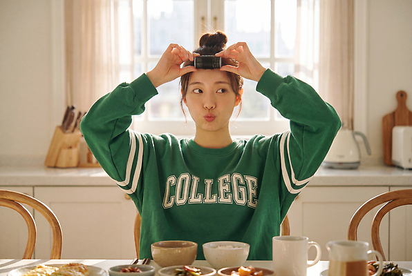 JPG 편집이미지 여자 커피 음식 식탁 아침 대학생라이프 대화 청년 일상 생활 머리 주방 식사 준비 정리 헤어용품 의료성형뷰티 편집실사 AI인물포토 AI콘텐츠 주간 라이프스타일 음료 대학생 탁자 말하기 사람 성인 라이프 신체부위 미용용품 CG 파일형식 AI포토 자연요소 학생 가구 모션 오브젝트 생활용품