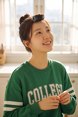 JPG 편집이미지 여자 아침 대학생라이프 미소 청년 일상 머리 주방 편안함 집중 창가 준비 스타일링 의료성형뷰티 편집실사 AI인물포토 AI콘텐츠 주간 라이프스타일 대학생 컨셉 창문 표정 사람 성인 라이프 신체부위 감각 CG 파일형식 AI포토 자연요소 학생 생활