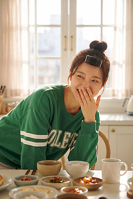 JPG 편집이미지 여자 한식 음식 창문 탁자 아침 대학생라이프 요리 웃음 일상 햇빛 주방 식사 준비 의료성형뷰티 편집실사 AI인물포토 AI콘텐츠 주간 라이프스타일 대학생 가구 표정 사람 라이프 빛 CG 파일형식 AI포토 자연요소 학생 생활용품 생활 오브젝트