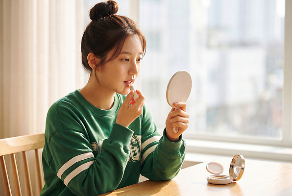 JPG 편집이미지 여자 패션 아침 대학생라이프 웃음 일상 빛 화장 뷰티 거울 방 립스틱 편안함 집중 의료성형뷰티 편집실사 AI인물포토 AI콘텐츠 주간 라이프스타일 대학생 컨셉 표정 사람 라이프 화장품 감각 CG 파일형식 AI포토 자연요소 학생 생활