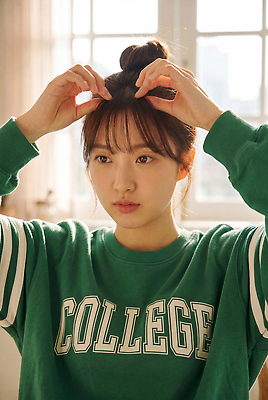 JPG 편집이미지 헤어스타일 여학생 여자 패션 감정 아침 대학생라이프 청춘 햇빛 머리 방 스웨터 대학교 조정 의료성형뷰티 스타일 편집실사 AI인물포토 AI콘텐츠 주간 학생 라이프스타일 대학생 컨셉 상의 학교 사람 신체부위 빛 수상스포츠 CG 파일형식 AI포토 자연요소 옷 교육 스포츠 생활