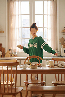 JPG 편집이미지 여자 음식 창문 탁자 아침 대학생라이프 주택 요리 일상 햇빛 주방 식사 준비 정리 의료성형뷰티 편집실사 AI인물포토 AI콘텐츠 주간 라이프스타일 대학생 가구 사람 건물 라이프 빛 CG 파일형식 AI포토 자연요소 학생 건축물 생활용품 생활 건축 오브젝트
