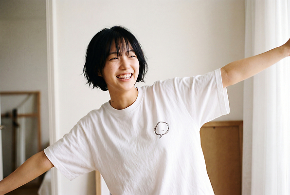 JPG 편집이미지 여자 행복 감정 티셔츠 주택 실내 밝음 웃음 일상 공간 단발머리 뷰티풀 의료성형뷰티 편집실사 AI인물포토 AI콘텐츠 헤어스타일 셔츠 표정 사람 내부 건물 라이프 CG 파일형식 AI포토 건축물 상의 생활 옷 건축
