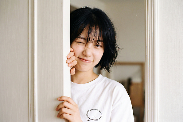 JPG 편집이미지 여자 감정 실내 웃음 일상 문 단발머리 분위기 뷰티풀 의료성형뷰티 편집실사 AI인물포토 AI콘텐츠 헤어스타일 컨셉 표정 사람 내부 라이프 CG 파일형식 AI포토 생활