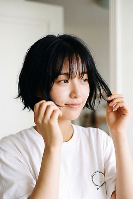 JPG 편집이미지 헤어스타일 여자 포즈 티셔츠 실내 밝음 미소 일상 머리카락 단발머리 분위기 편안함 뷰티풀 의료성형뷰티 편집실사 AI인물포토 AI콘텐츠 컨셉 셔츠 표정 사람 내부 라이프 머리 감각 CG 파일형식 AI포토 상의 생활 신체부위 옷