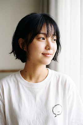 헤어스타일 감정 셔츠 창문 모션 표정 사람 라이프 감각 CG 파일형식 AI포토 여자 미소 창가 티셔츠 방 빛 관찰 행복 일상 편안함 편집이미지 편집실사 JPG 단발머리 뷰티풀 의료성형뷰티 AI인물포토 AI콘텐츠