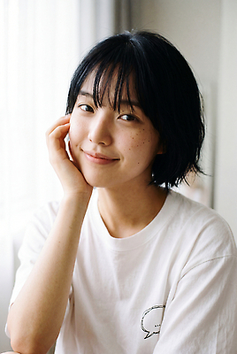 헤어스타일 감정 컨셉 창문 표정 사람 라이프 CG 파일형식 AI포토 여자 미소 방 창가 디자인 일상 청춘 행복 편집이미지 편집실사 JPG 단발머리 뷰티풀 의료성형뷰티 AI인물포토 AI콘텐츠