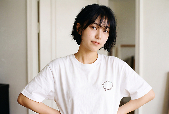 헤어스타일 셔츠 사람 내부 라이프 CG 파일형식 AI포토 여자 티셔츠 실내 방 포즈 옷 편집이미지 편집실사 JPG 단발머리 뷰티풀 일상 의료성형뷰티 AI인물포토 AI콘텐츠