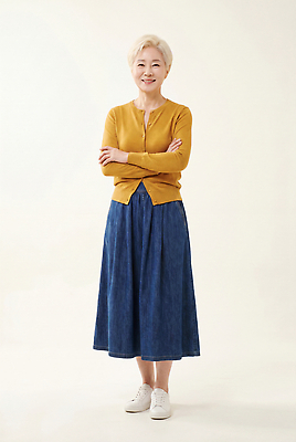 JPG 편집이미지 옷 여자 할머니 포즈 표정 미소 치마 밝은색 의료성형뷰티 편집실사 AI인물포토 AI콘텐츠 노년 하의 사람 CG 파일형식 AI포토 성인