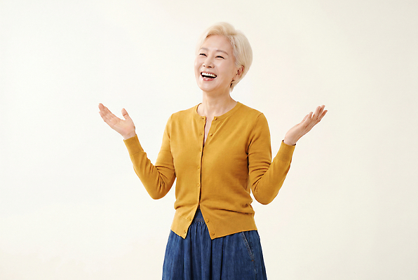 JPG 편집이미지 여자 행복 감정 할머니 웃음 손짓 에너지 즐거움 니트 긍정적 의료성형뷰티 편집실사 AI인물포토 AI콘텐츠 노년 상의 모션 표정 사람 CG 파일형식 AI포토 옷 성인