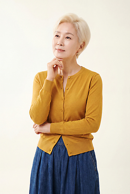JPG 편집이미지 옷 여자 감정 할머니 포즈 생각 짧은머리 표정 카디건 턱 의료성형뷰티 스타일 편집실사 AI인물포토 AI콘텐츠 헤어스타일 노년 사람 외투 CG 파일형식 AI포토 상의 성인