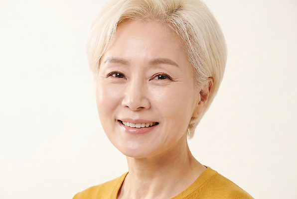 JPG 편집이미지 여자 행복 할머니 표정 웃음 일상 라이프 백발 의료성형뷰티 편집실사 AI인물포토 AI콘텐츠 헤어스타일 노년 감정 사람 생활 CG 파일형식 AI포토 성인