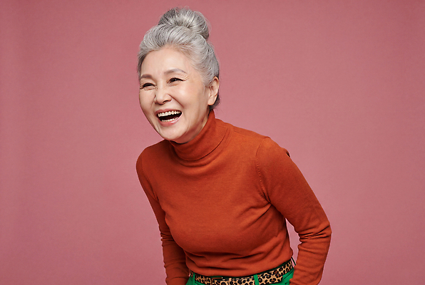 JPG 편집이미지 옷 여자 감정 중년 표정 웃음 실버라이프 터틀넥 즐거움 색감 의료성형뷰티 인플루언서 액티브시니어 편집실사 AI인물포토 AI콘텐츠 라이프스타일 사람 성인 스웨터 CG 파일형식 유명인 AI포토 상의 생활