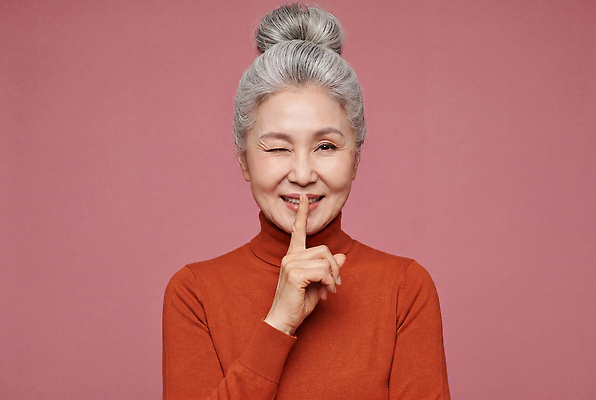 JPG 편집이미지 여자 노년 행복 손가락 표정 미소 웃음 실버라이프 입 터틀넥 쉿 의료성형뷰티 인플루언서 액티브시니어 편집실사 AI인물포토 AI콘텐츠 라이프스타일 손 감정 사람 성인 신체부위 스웨터 CG 조용 파일형식 유명인 AI포토 상의 생활 옷