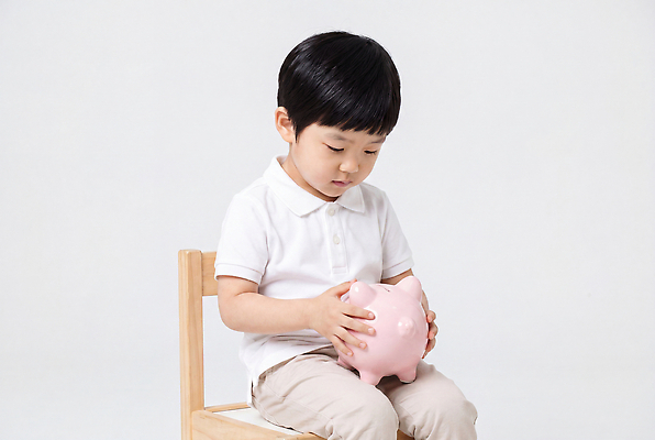 남자 감정 어린이 의자 모션 사람 목재 금융 경제 저금통 재산 CG 파일형식 AI포토 나무의자 앉기 돈 저축 행복 편집이미지 편집실사 JPG 어린이경제 돼지저금통 소년 의료성형뷰티 AI인물포토 AI콘텐츠