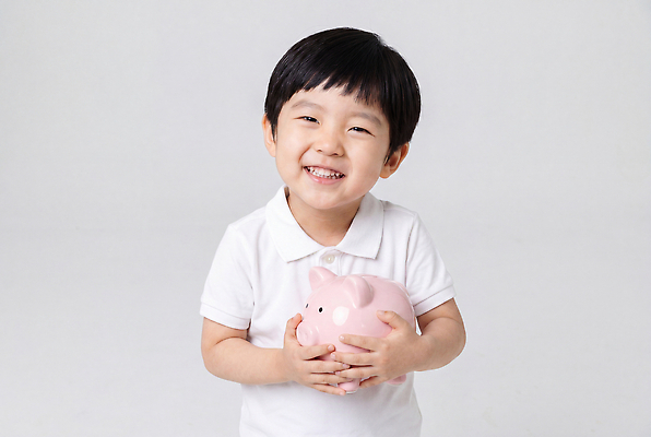 남자 감정 어린이 컨셉 표정 사람 경제 저금통 CG 파일형식 AI포토 웃음 행복 소중 기쁨 편집이미지 편집실사 JPG 어린이경제 돼지저금통 소년 의료성형뷰티 AI인물포토 AI콘텐츠