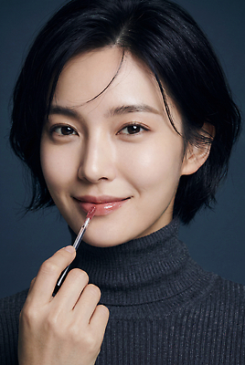 JPG 모델 편집이미지 여자 짧은머리 표정 화장 뷰티 남색 터틀넥 립글로스 뷰티풀 의료성형뷰티 스타일 편집실사 AI인물포토 AI콘텐츠 헤어스타일 컬러 사람 화장품 스웨터 CG 파일형식 AI포토 상의 옷