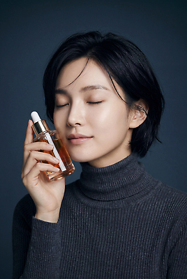 JPG 편집이미지 여자 얼굴 짧은머리 관리 뷰티 화장품 상품 남색 터틀넥 피부 스킨케어 뷰티풀 의료성형뷰티 세럼 편집실사 AI인물포토 AI콘텐츠 헤어스타일 컬러 사람 신체부위 스웨터 CG 파일형식 AI포토 상의 옷