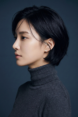 JPG 편집이미지 여자 패션 얼굴 백그라운드 짧은머리 표정 옆모습 뷰티 남색 터틀넥 뷰티풀 의료성형뷰티 스타일 편집실사 AI인물포토 AI콘텐츠 헤어스타일 뷰포인트 컬러 사람 신체부위 스웨터 CG 파일형식 AI포토 상의 옷