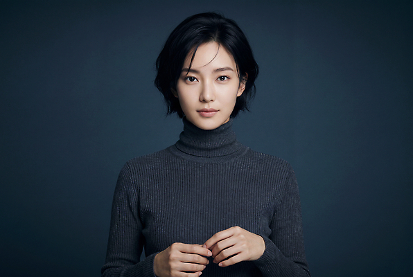 JPG 모델 편집이미지 여자 패션 얼굴 포즈 짧은머리 실내 뷰티 남색 터틀넥 뷰티풀 의료성형뷰티 편집실사 AI인물포토 AI콘텐츠 헤어스타일 컬러 사람 내부 신체부위 스웨터 CG 파일형식 AI포토 상의 옷