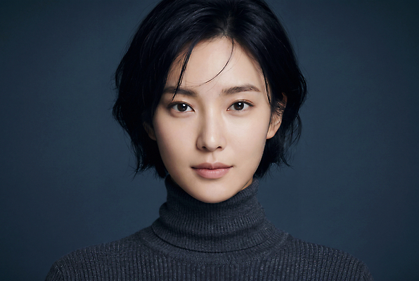 JPG 모델 편집이미지 여자 패션 백그라운드 짧은머리 표정 뷰티 자신감 남색 터틀넥 니트 뷰티풀 의료성형뷰티 스타일 편집실사 AI인물포토 AI콘텐츠 헤어스타일 감정 컬러 상의 사람 스웨터 CG 파일형식 AI포토 옷