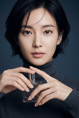 JPG 모델 편집이미지 여자 패션 얼굴 포즈 짧은머리 표정 뷰티 남색 터틀넥 피부 향수 뷰티풀 의료성형뷰티 스타일 편집실사 AI인물포토 AI콘텐츠 헤어스타일 컬러 사람 신체부위 화장품 스웨터 CG 파일형식 AI포토 상의 옷
