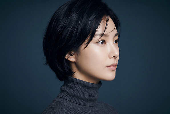 헤어스타일 뷰포인트 컬러 컨셉 사람 신체부위 스웨터 CG 파일형식 AI포토 여자 옆모습 얼굴 백그라운드 터틀넥 앞모습 단정 표정 편집이미지 편집실사 JPG 남색 뷰티풀 뷰티 짧은머리 의료성형뷰티 AI인물포토 AI콘텐츠