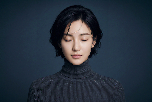 JPG 편집이미지 여자 패션 백그라운드 짧은머리 앞모습 뷰티 머리카락 남색 터틀넥 뷰티풀 어두운색 의료성형뷰티 편집실사 AI인물포토 AI콘텐츠 헤어스타일 뷰포인트 컬러 사람 머리 스웨터 CG 파일형식 AI포토 상의 신체부위 옷