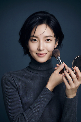 JPG 편집이미지 여자 패션 얼굴 포즈 짧은머리 화장 뷰티 화장품 거울 붓 남색 터틀넥 뷰티풀 자기관리 의료성형뷰티 스타일 편집실사 AI인물포토 AI콘텐츠 헤어스타일 컬러 사람 신체부위 스웨터 CG 파일형식 AI포토 상의 옷