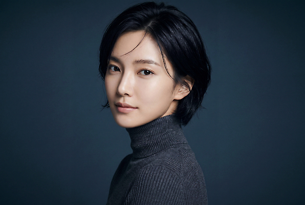 JPG 편집이미지 응시 여자 얼굴 포즈 백그라운드 짧은머리 실내 표정 뷰티 남색 터틀넥 뷰티풀 의료성형뷰티 편집실사 AI인물포토 AI콘텐츠 헤어스타일 시선 컬러 사람 내부 신체부위 스웨터 CG 파일형식 AI포토 상의 옷