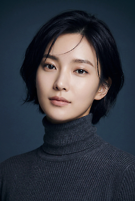 JPG 모델 편집이미지 여자 패션 백그라운드 짧은머리 표정 미소 파란색 뷰티 남색 터틀넥 니트 뷰티풀 의료성형뷰티 스타일 편집실사 AI인물포토 AI콘텐츠 헤어스타일 컬러 상의 사람 스웨터 CG 파일형식 AI포토 옷