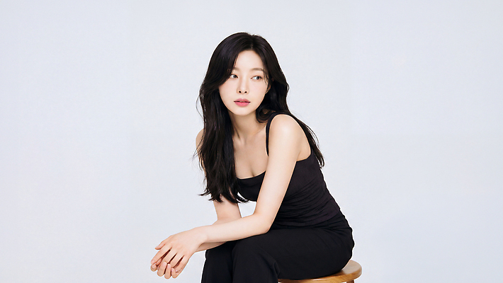 JPG 모델 편집이미지 원피스 여자 패션 포즈 의자 스튜디오 앉기 의료성형뷰티 편집실사 AI인물포토 AI콘텐츠 옷 가구 모션 사람 CG 파일형식 AI포토 생활용품 오브젝트