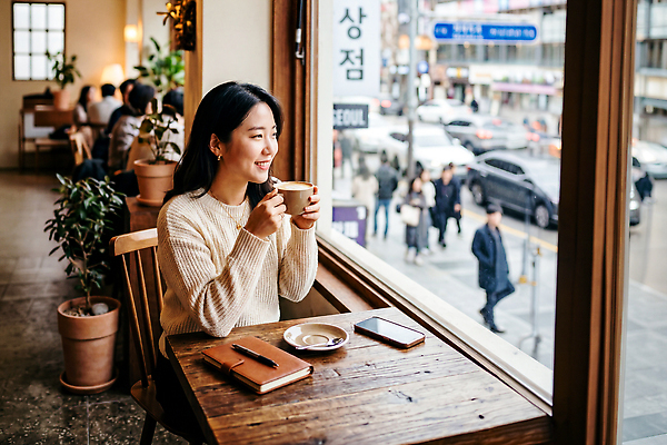 음료 육상교통 가구 다수 컨셉 사람 라이프 전자제품 상점 CG 싱글라이프 파일형식 AI포토 여자 커피 카페 창 거리 여러명 자동차 탁자 핸드폰 오후 카페인 일상 휴식 편집이미지 편집실사 JPG 혼자 혼족 의료성형뷰티 AI인물포토 AI콘텐츠