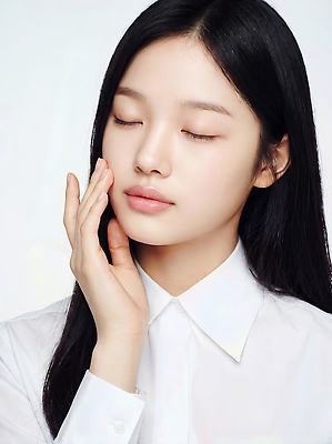 JPG 모델 편집이미지 손 여자 얼굴 셔츠 상반신 눈감음 흰색 피부 의료성형뷰티 편집실사 AI인물포토 AI콘텐츠 컬러 상의 모션 사람 신체부위 CG 파일형식 AI포토 옷