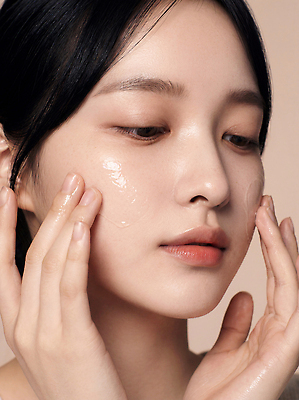 모션 사람 신체부위 뷰티 CG 파일형식 AI포토 바르기 여자 피부관리 얼굴 손 빛 피부 화장 스킨케어 화장품 편집이미지 편집실사 JPG 의료성형뷰티 AI인물포토 AI콘텐츠