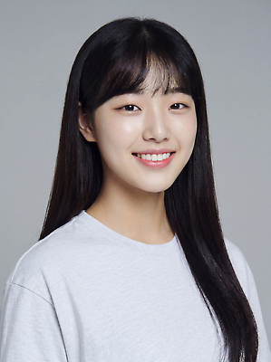 학생 헤어스타일 표정 사람 신체부위 회색 CG 파일형식 AI포토 여자 미소 긴머리 회색배경 얼굴 편집이미지 편집실사 JPG 대학생 의료성형뷰티 AI인물포토 AI콘텐츠