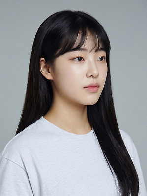 학생 헤어스타일 컨셉 사람 회색 CG 파일형식 AI포토 모델 긴머리 회색배경 표정 집중 여자 뷰티 편집이미지 편집실사 JPG 대학생 의료성형뷰티 AI인물포토 AI콘텐츠