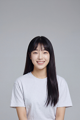 학생 헤어스타일 감정 셔츠 표정 사람 신체부위 CG 파일형식 AI포토 웃음 티셔츠 긴머리 얼굴 행복 편집이미지 편집실사 JPG 대학생 여자 의료성형뷰티 AI인물포토 AI콘텐츠
