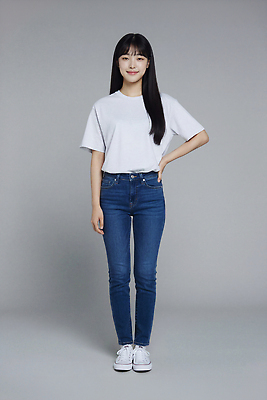 학생 컬러 셔츠 바지 모션 표정 사람 CG 파일형식 AI포토 모델 티셔츠 청바지 서기 미소 회색 옷 스타일 패션 포즈 편집이미지 편집실사 JPG 대학생 여자 의료성형뷰티 AI인물포토 AI콘텐츠