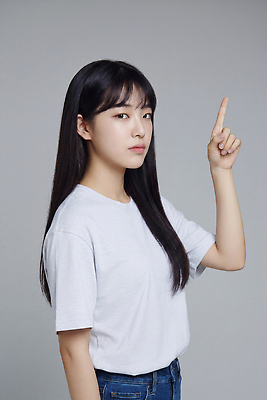 학생 헤어스타일 손 컬러 컨셉 사람 손짓 신체부위 CG 파일형식 AI포토 여자 손가락 가리킴 머리 긴머리 표정 생각 회색 포즈 집중 편집이미지 편집실사 JPG 대학생 의료성형뷰티 AI인물포토 AI콘텐츠