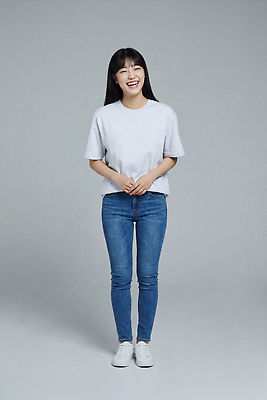 학생 감정 컬러 셔츠 바지 모션 표정 사람 CG 파일형식 AI포토 여자 미소 회색 티셔츠 청바지 서기 행복 스타일 포즈 웃음 편집이미지 편집실사 JPG 대학생 의료성형뷰티 AI인물포토 AI콘텐츠
