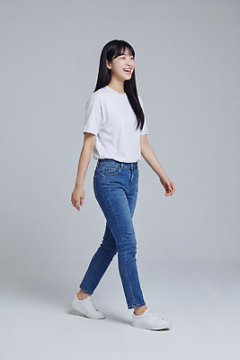학생 티셔츠 바지 모션 표정 사람 CG 파일형식 AI포토 모델 걷기 흰티 청바지 방 미소 패션 스타일 편집이미지 편집실사 JPG 대학생 여자 의료성형뷰티 AI인물포토 AI콘텐츠